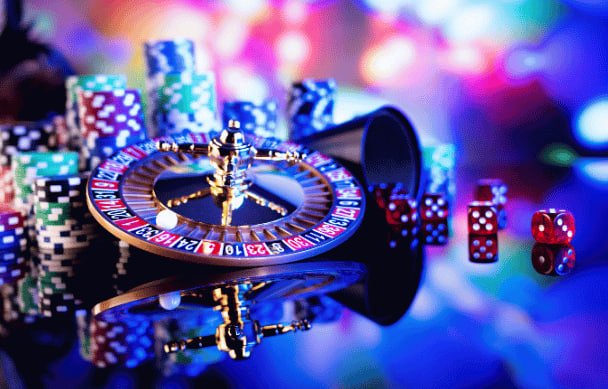 Dealer cantik profesional di meja Live Casino depe41 membagikan kartu baccarat